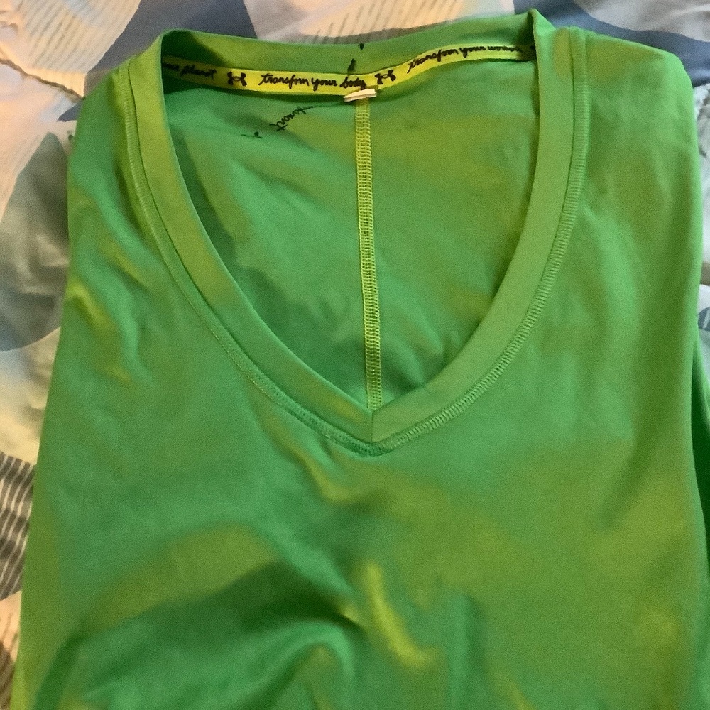Ladies Under Armour v-neck semi fitted shirt